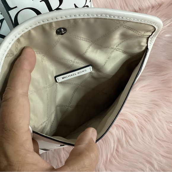 Michael Kors large tote and pouch in black and white monogram embossed leather - Picture 4 of 13